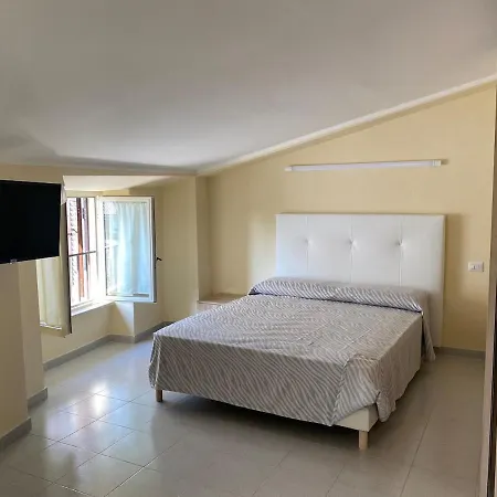 Apartment Intera Casa In Centro Storico A 700 Mt Dal Mare